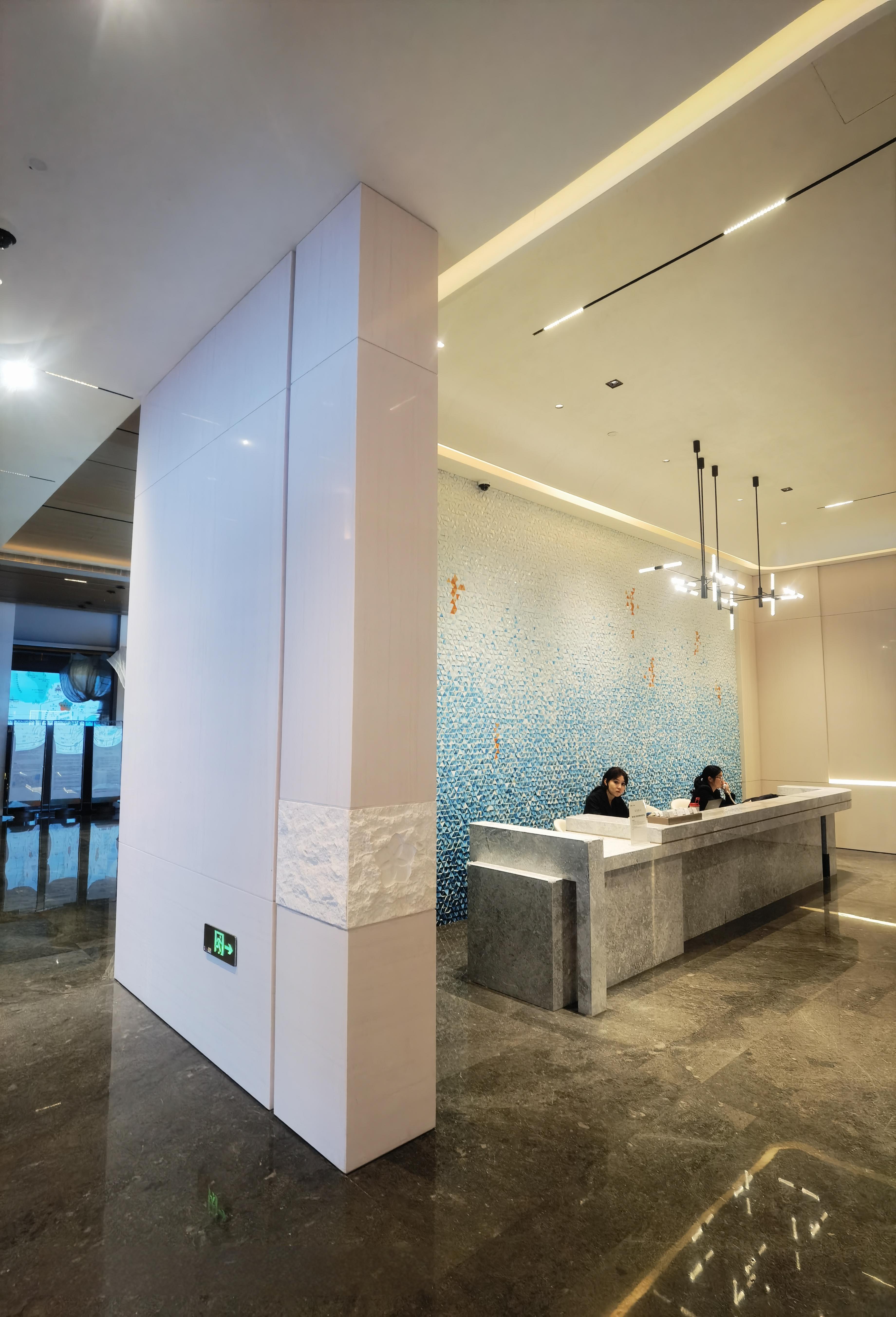 Advantages and Spatial Experience of Italian Wood-Look Tiles in Public Spaces
